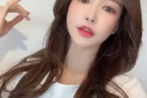 内娱女演员深夜溜进KTV陪酒姿态放低到尘埃